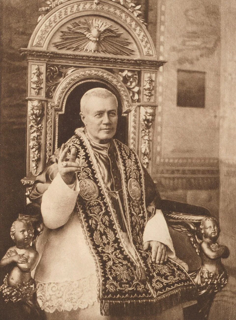 Photographic portrait of Pope Saint Pius X in white cassock, c. 1914.